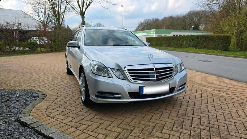 Silber Gebraucht 2013 Mercedes E300 Avantgarde Kombi | 15.999 € (Fairer Preis) - Bild 1/4