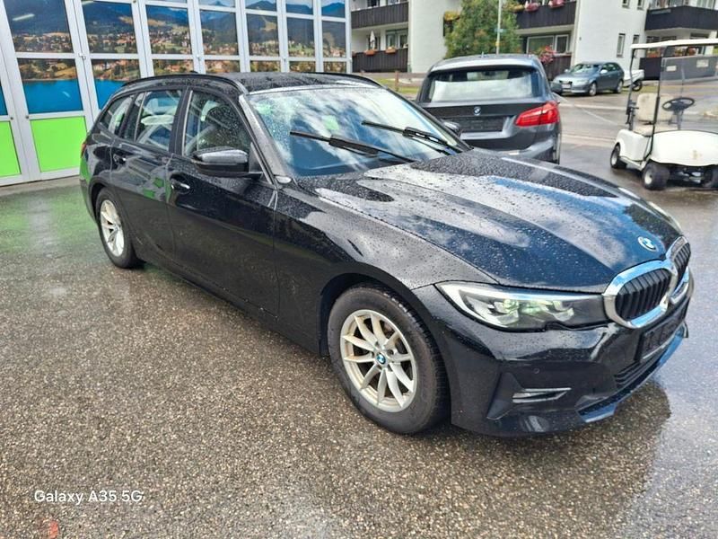 Schwarz Gebraucht 2022 BMW 320 Advantage Limousine | 19.890 € (Superpreis) - Bild 1/4