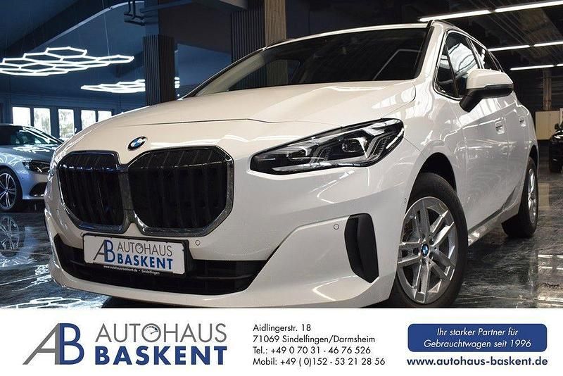 Weiß Gebraucht 2022 BMW 218 Active Tourer Luxury Line Van / Kleinbus | 20.390 € (Fairer Preis) - Bild 1/4