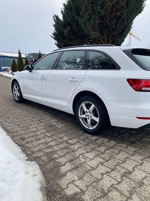 Second-hand Audi A4 Basis 150 CP (110 kW) 2018 Alb Break