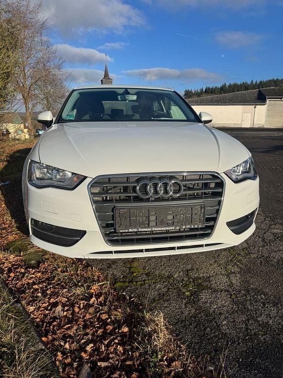 Weiß Gebraucht 2015 Audi A3 Ambiente Limousine | 9.500 € (Guter Preis) - Bild 1/4
