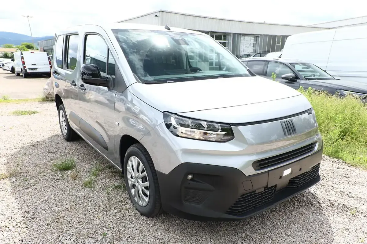 Neu Fiat Doblò 131 PS (96 kW) 2025 Maestro grau metallic Van / Kleinbus