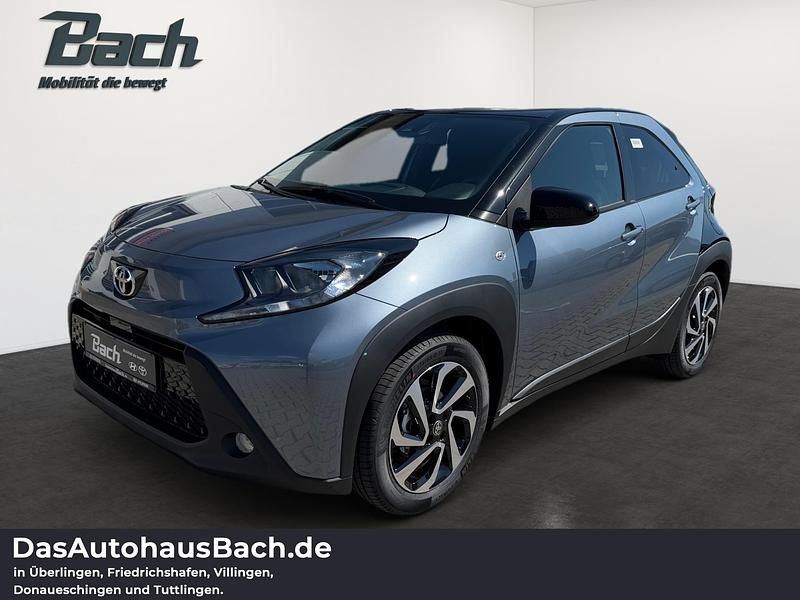 Neu Toyota Aygo X Play 72 PS (52 kW) 2025 Celestite grey / schwarz SUV