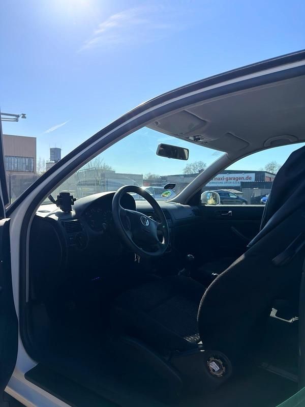 Gebraucht VW Golf IV 75 PS (55 kW) 2002 Weiß Kleinwagen