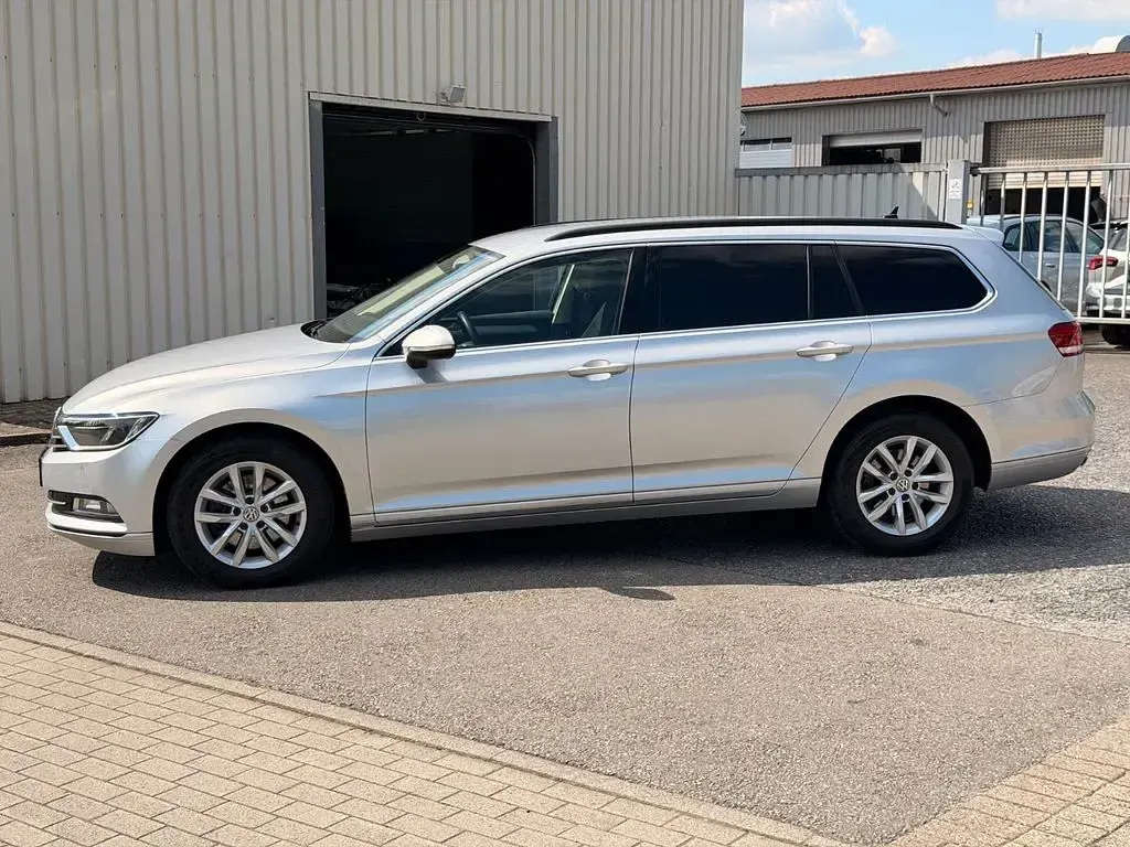 Gebraucht VW Passat 120 PS (88 kW) 2018 Silber Kombi