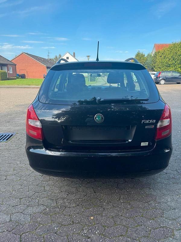 Schwarz Gebraucht 2013 Skoda Fabia Kombi | 1.750 € (Superpreis) - Bild 1/4