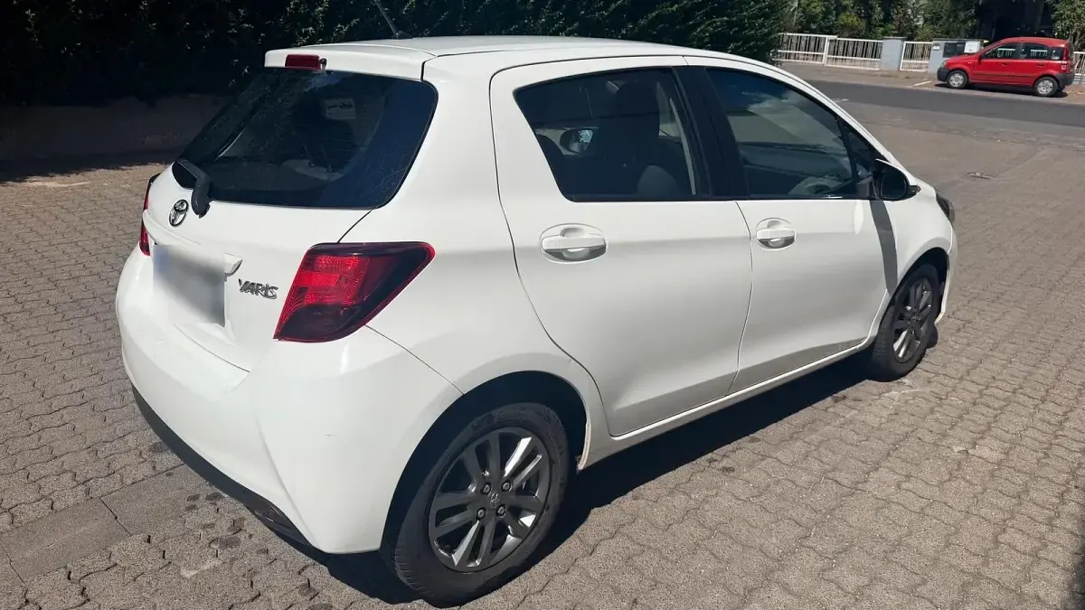 Gebraucht Toyota Yaris 69 PS (50 kW) 2016 Weiß Kleinwagen
