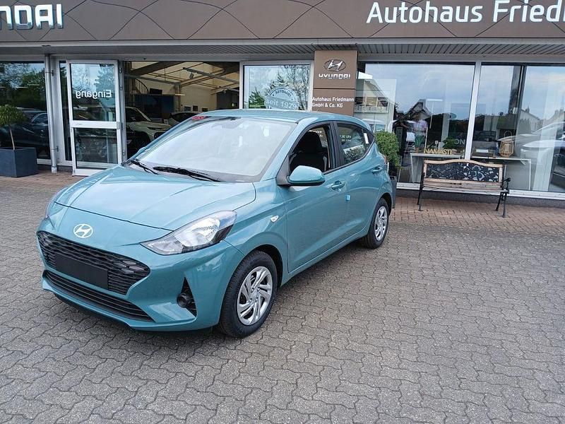 Grün Neu 2025 Hyundai i10 Select Kleinwagen | 15.990 € (Guter Preis) - Bild 1/4