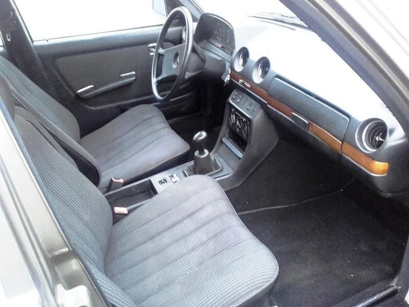 Gebraucht Mercedes E230 136 PS (100 kW) 1985 Grau Kombi