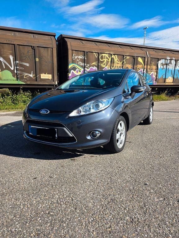 Blau Gebraucht 2009 Ford Fiesta Ghia Kleinwagen | 4.250 € (Etwas zu teuer) - Bild 1/4