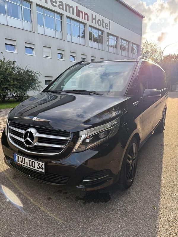 Schwarz Gebraucht 2014 Mercedes V250 Van / Kleinbus | 26.999 € (Teuer) - Bild 1/4