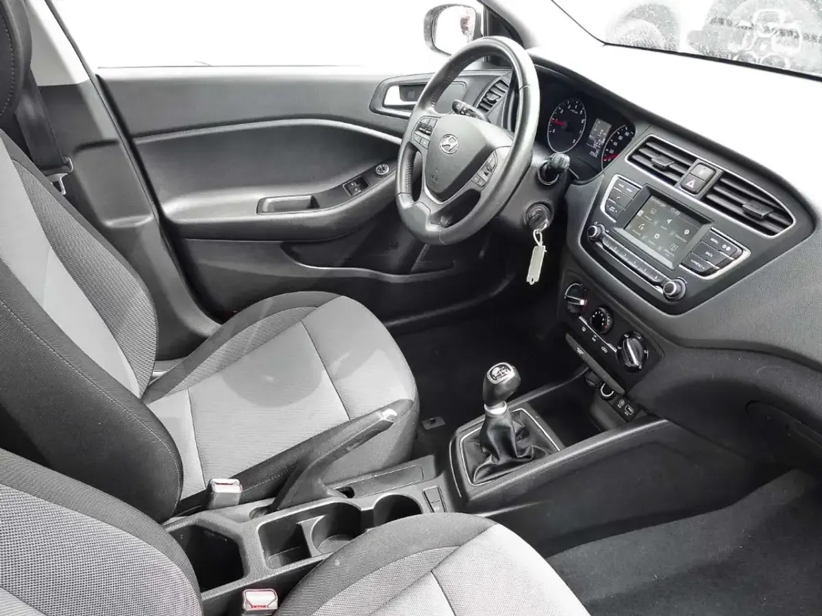 Gebraucht Hyundai i20 Select 75 PS (55 kW) 2019 Polar white / sol Kleinwagen
