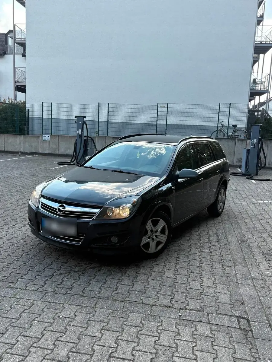 Gebraucht Opel Astra 101 PS (74 kW) 2010 Schwarz Kombi