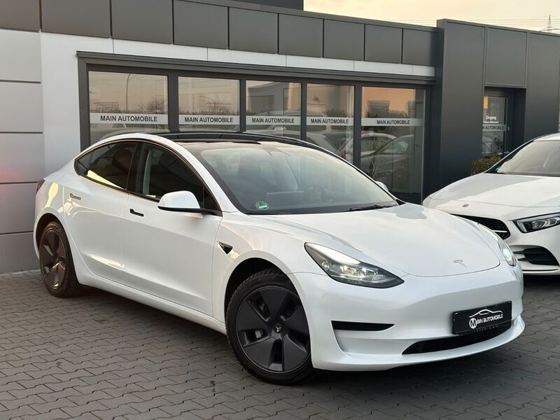 Weiß Gebraucht 2022 Tesla Model 3 Standard Range Limousine | 26.890 € (Fairer Preis) - Bild 1/4