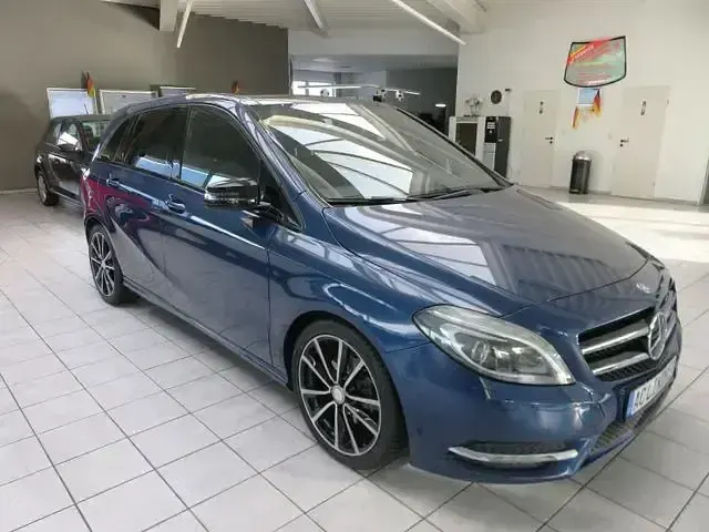 Gebraucht Mercedes B200 156 PS (114 kW) 2012 Blau Kleinwagen