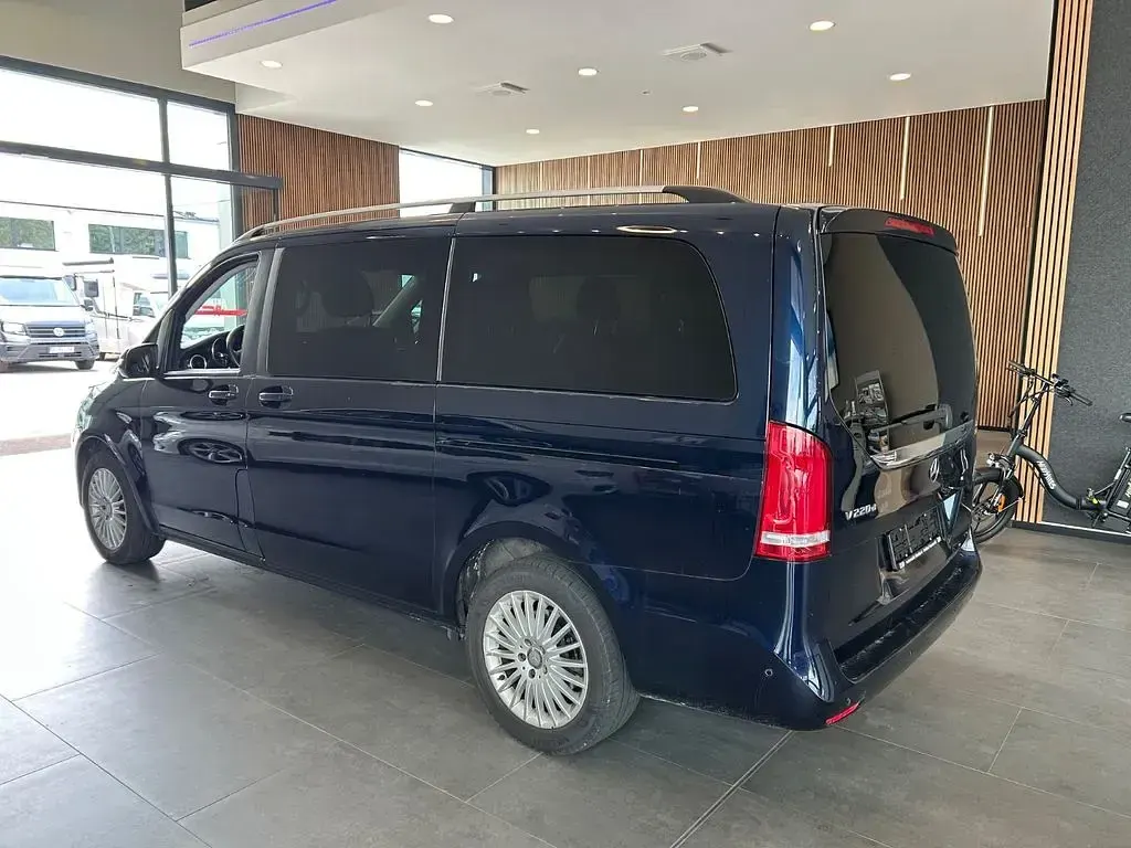 Gebraucht Mercedes V220 Edition 163 PS (119 kW) 2017 Blau Van / Kleinbus