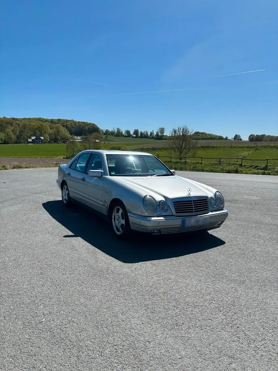 Gebraucht Mercedes E280 Avantgarde 204 PS (150 kW) 1998 Silber Limousine