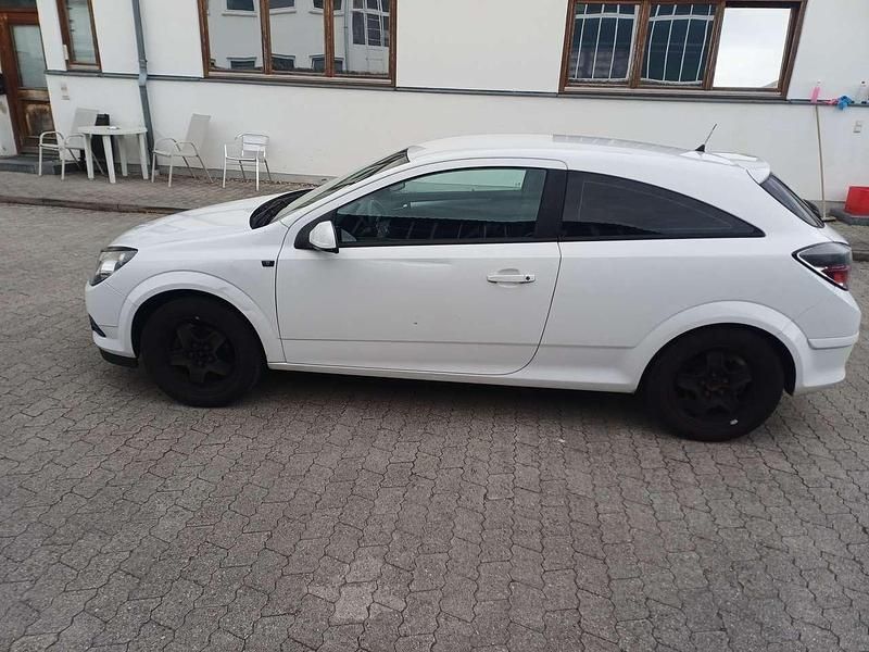 Gebraucht Opel Astra Edition 90 PS (66 kW) 2009 Schneeweiss/summitwhite/arctic Kleinwagen