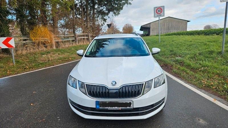 Weiß Gebraucht 2019 Skoda Octavia Style Kombi | 10.800 € (Fairer Preis) - Bild 1/4
