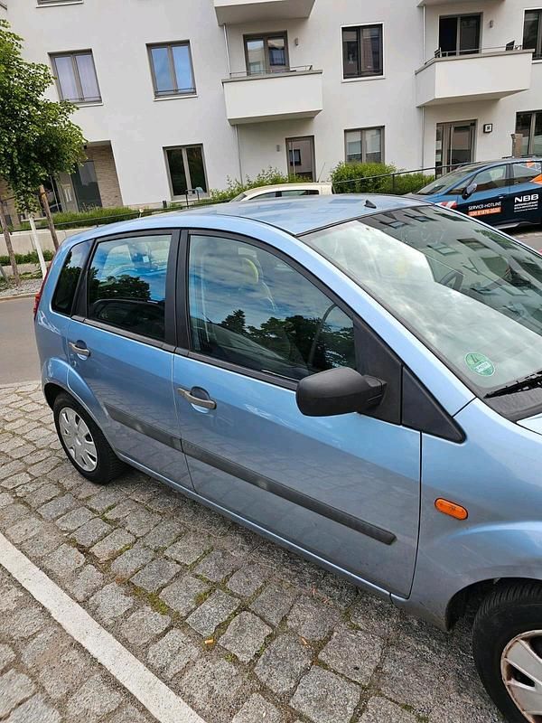 Gebraucht Ford Fiesta 105 PS (77 kW) 2005 Blau Kleinwagen