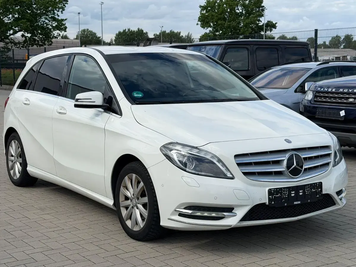 Gebraucht Mercedes B180 122 PS (89 kW) 2013 Weiß Kleinwagen