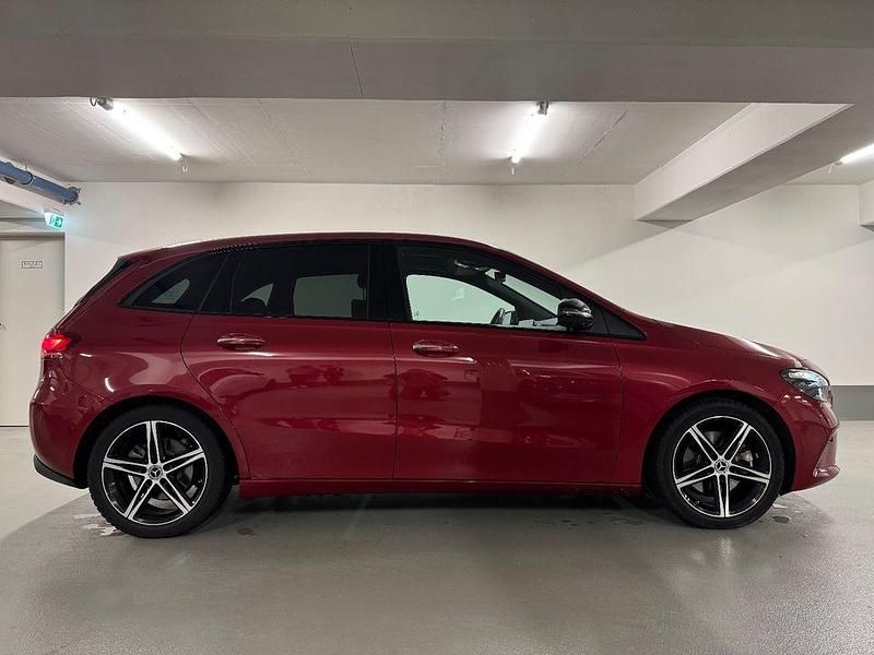 Gebraucht Mercedes B220 190 PS (139 kW) 2023 Rot Van / Kleinbus