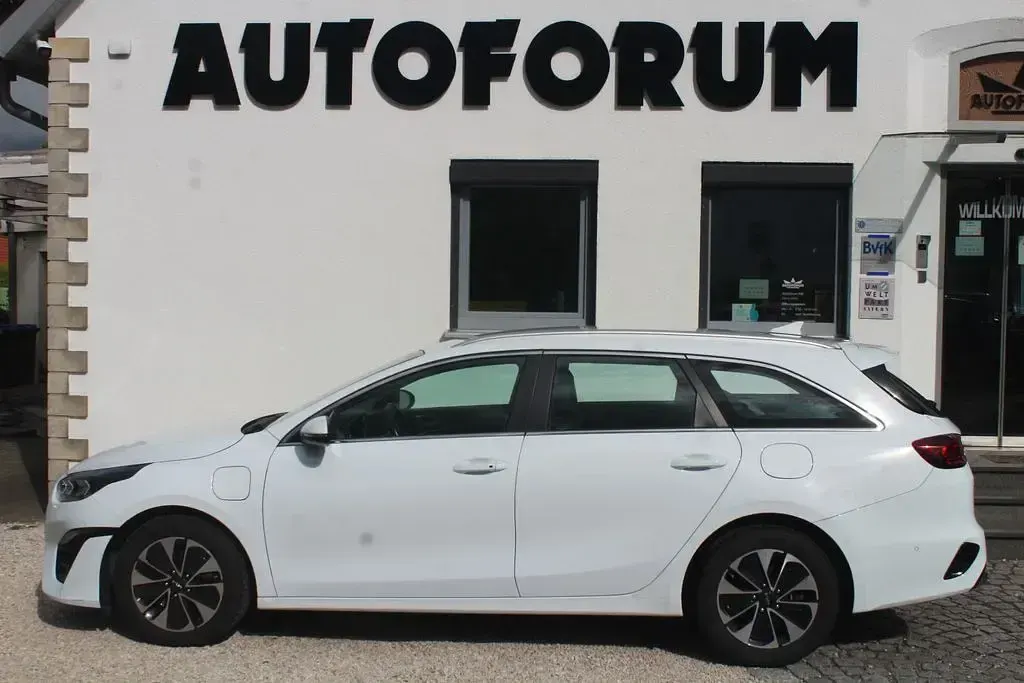 Gebraucht Kia Ceed Spirit 141 PS (103 kW) 2023 Weiß Kleinwagen