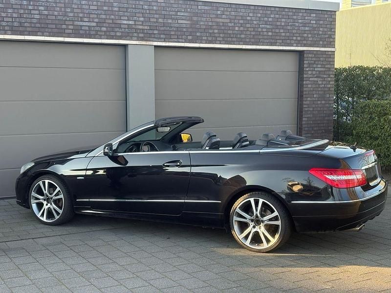 Gebraucht Mercedes E220 170 PS (125 kW) 2011 Schwarz Cabrio