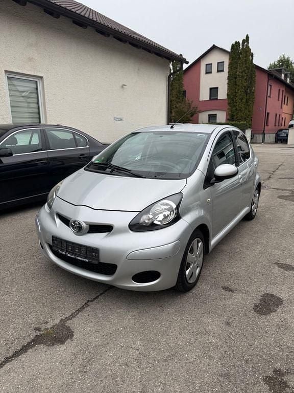 Silber Gebraucht 2011 Toyota Aygo Edition Kleinwagen | 6.990 € (Etwas zu teuer) - Bild 1/4