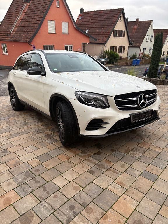 Weiß Gebraucht 2019 Mercedes GLC250 AMG line SUV | 29.200 € (Guter Preis) - Bild 1/4
