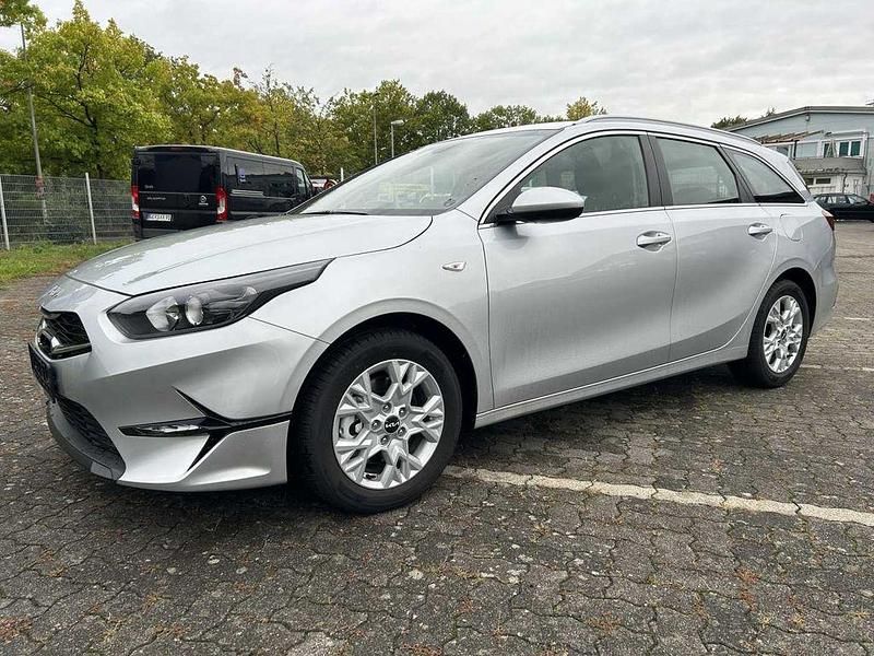 Neu Kia Ceed Comfort 101 PS (74 kW) 2025 Silber Kleinwagen