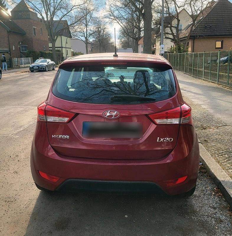 Gebraucht Hyundai ix20 90 PS (66 kW) 2011 Rot Kleinwagen