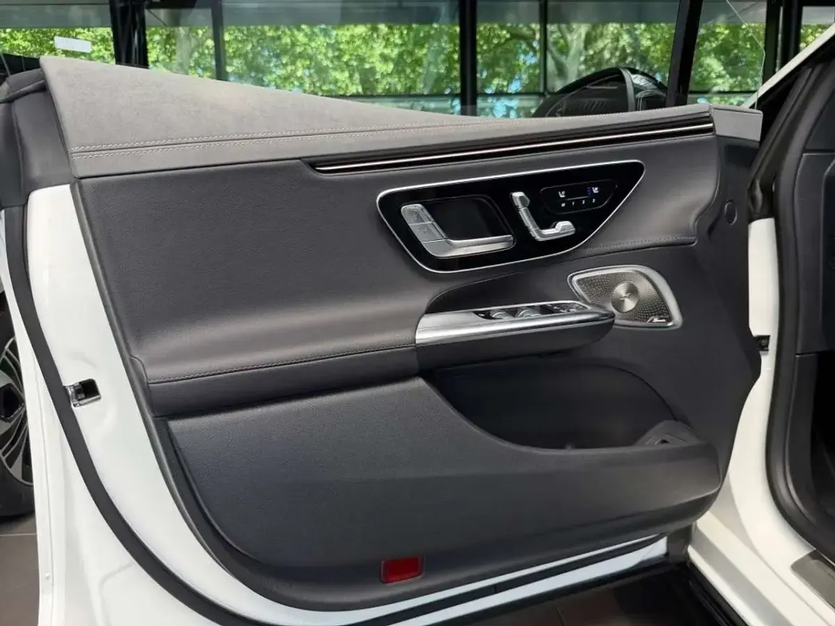 Gebraucht Mercedes EQE300 AMG 180 kW (245 PS) 2025 Unilack polarweiß Limousine