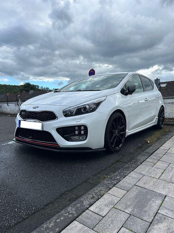 Weiß Gebraucht 2016 Kia Ceed GT-Track Limousine | 10.500 € (Guter Preis) - Bild 1/4