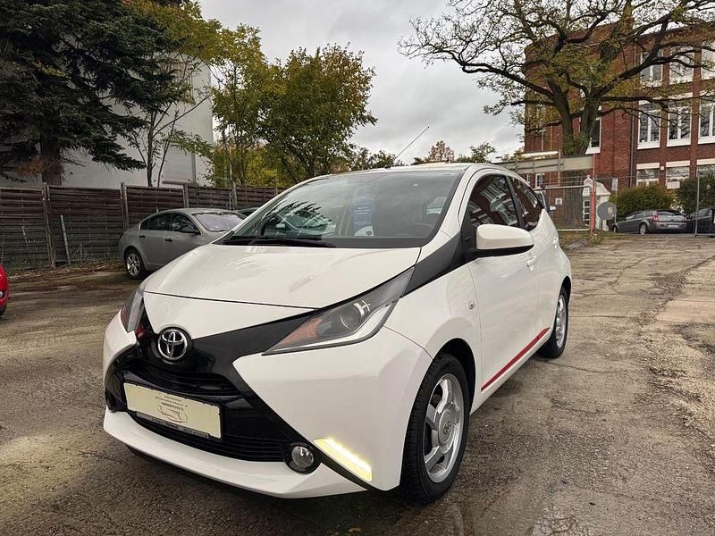 Solid white Gebraucht 2015 Toyota Aygo X-play Kleinwagen | 6.300 € (Fairer Preis) - Bild 1/4