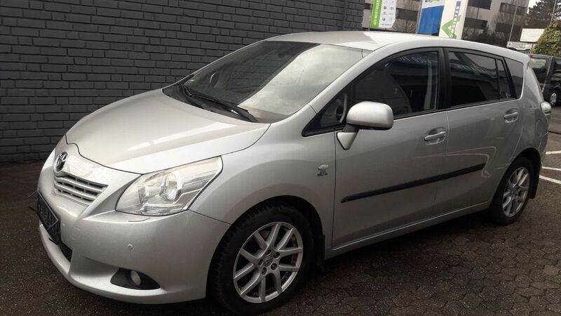 Grau Gebraucht 2011 Toyota Verso Life Van / Kleinbus | 4.900 € (Guter Preis) - Bild 1/4