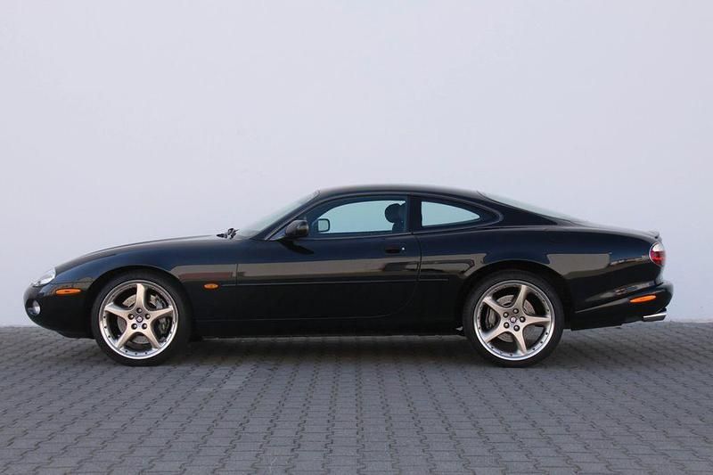 Używany Jaguar XKR 363 KM (266 kW) 2001 Czarny Coupe