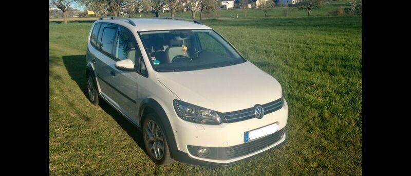 Weiß Gebraucht 2015 VW Touran Cross Van / Kleinbus | 13.500 € (Fairer Preis) - Bild 1/4