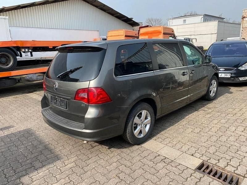 Grau Gebraucht 2011 VW Routan Van / Kleinbus | 7.990 € - Bild 1/4