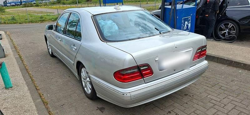Gebraucht Mercedes E320 Avantgarde 197 PS (144 kW) 2002 Silber Limousine