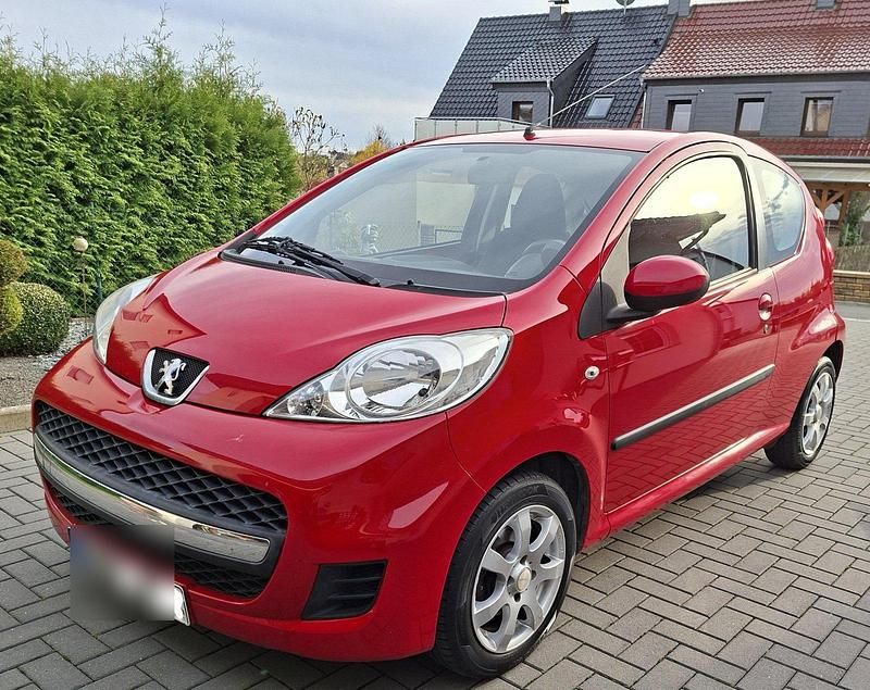 Rot Gebraucht 2009 Peugeot 107 Kleinwagen | 2.499 € (Guter Preis) - Bild 1/4