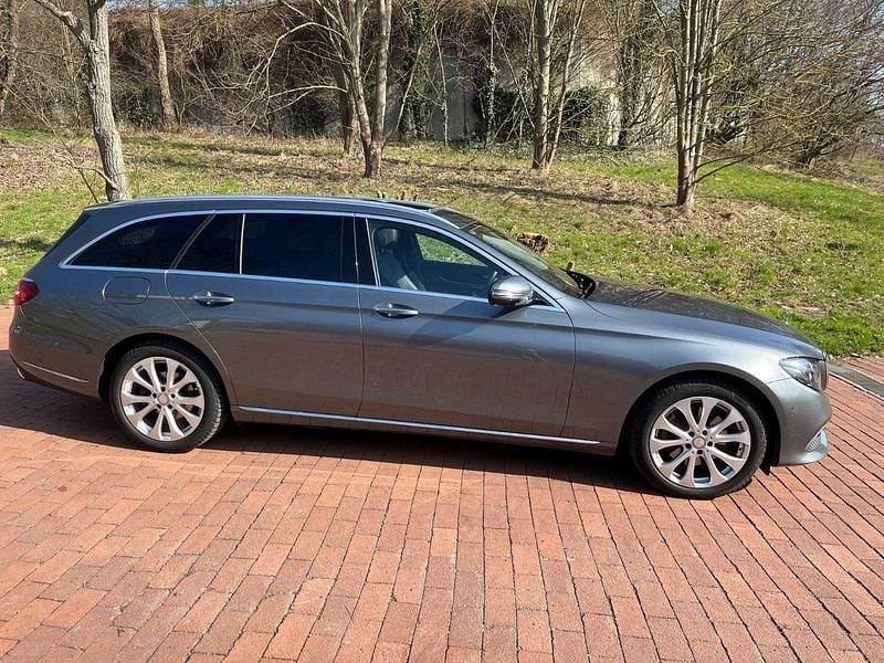 Gebraucht Mercedes E220 Exclusive 194 PS (142 kW) 2018 Grau Kombi