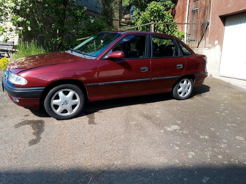 Rot Gebraucht 1997 Opel Astra Limousine | 2.700 € (Guter Preis) - Bild 1/4