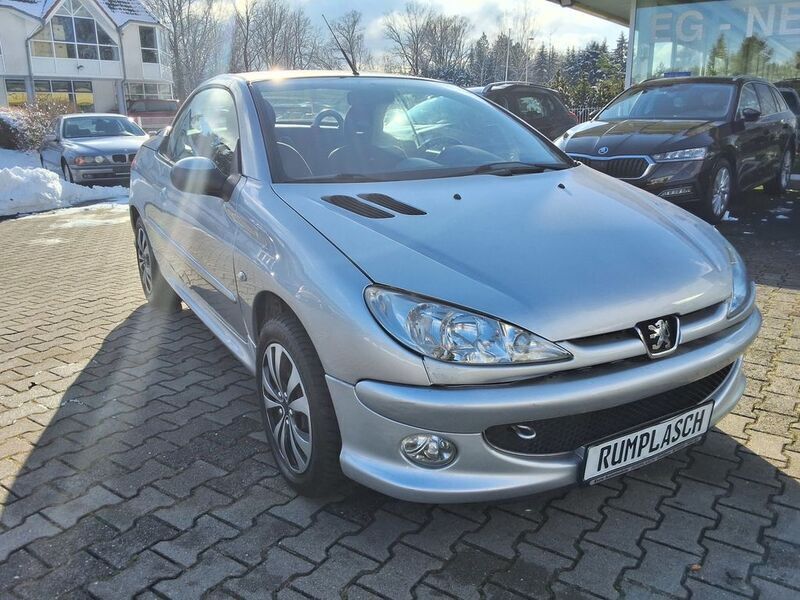 Silber/grau (metallic) Gebraucht 2007 Peugeot 206 CC Quiksilver Cabrio | 3.990 € (Teuer) - Bild 1/4