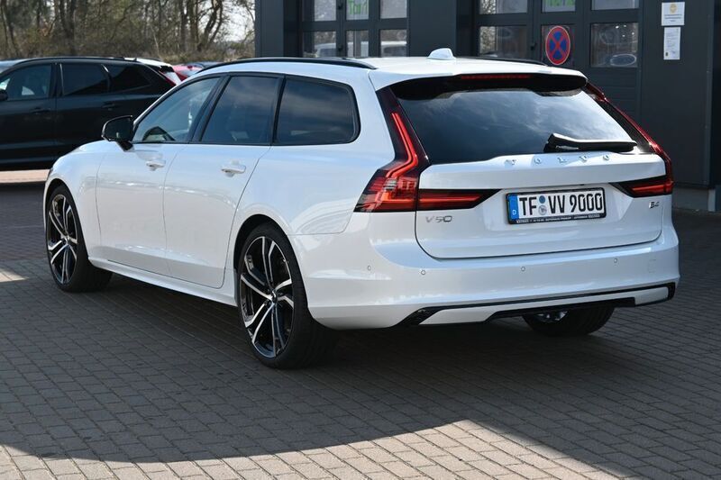 Gebraucht Volvo V90 Plus 197 PS (144 kW) 2023 Crystal white / metallic Kombi