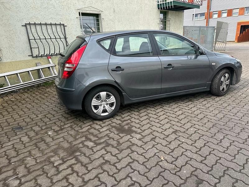 Gebraucht Hyundai i30 109 PS (80 kW) 2011 Blau Kleinwagen