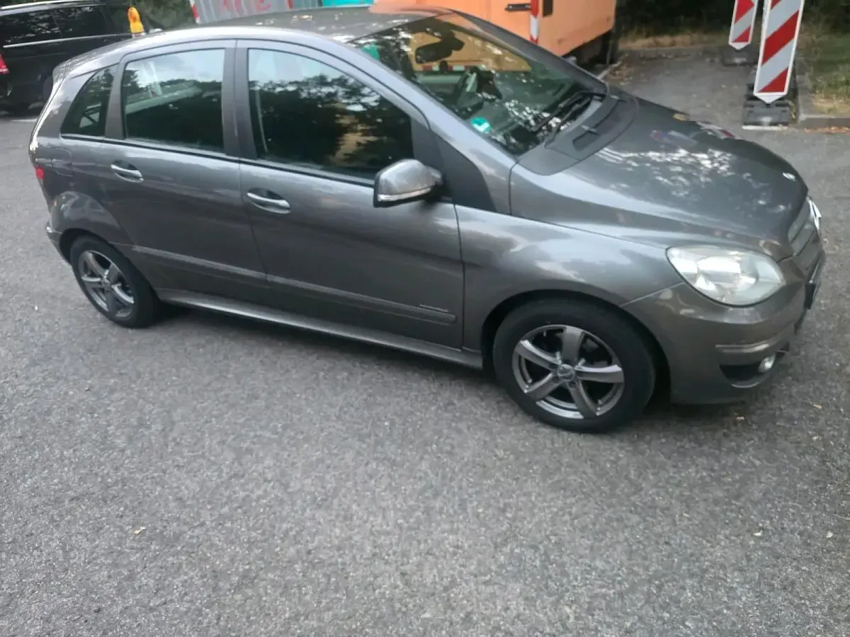 Gebraucht Mercedes B180 109 PS (80 kW) 2009 Silber Van / Kleinbus