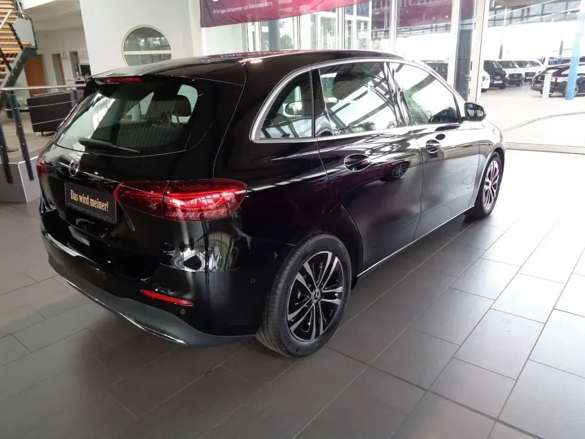 Gebraucht Mercedes B200 163 PS (119 kW) 2024 Schwarz Kleinwagen
