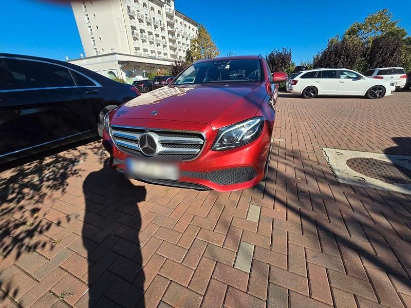 Rot Gebraucht 2017 Mercedes E220 Kombi | 15.900 € (Guter Preis) - Bild 1/4