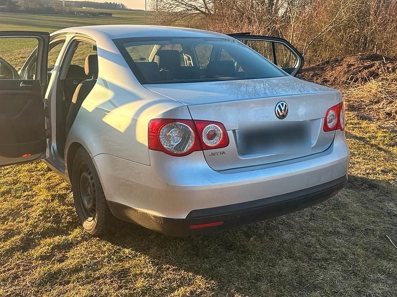 Gebraucht VW Jetta 102 PS (75 kW) 2005 Silber Limousine